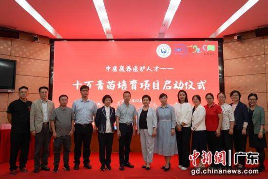 廣衛職院啟動“十萬青苗培育項目”:青柚苗