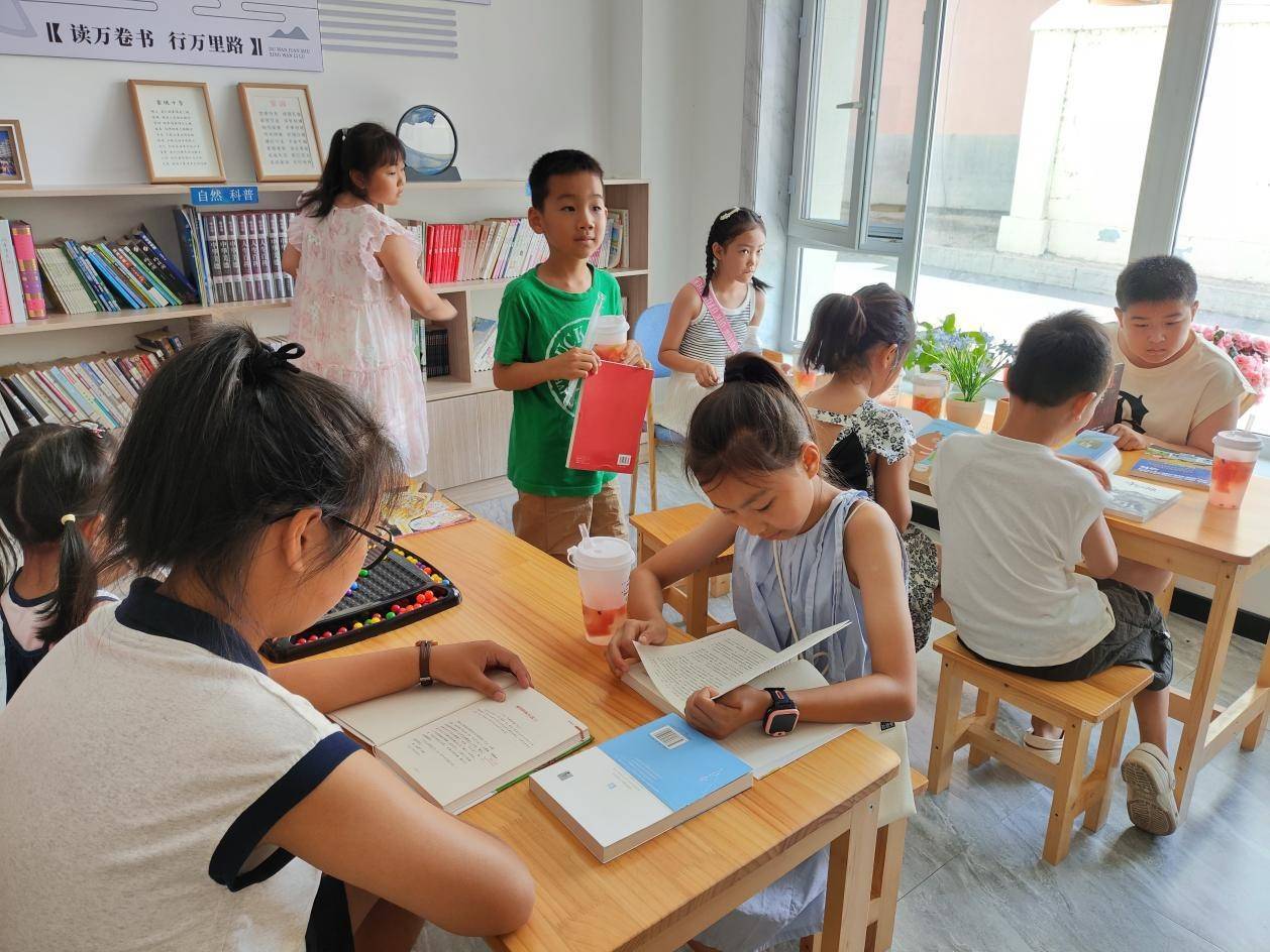 “護苗行動·多彩假期”進社區 書香護航青少年成長:青柚苗