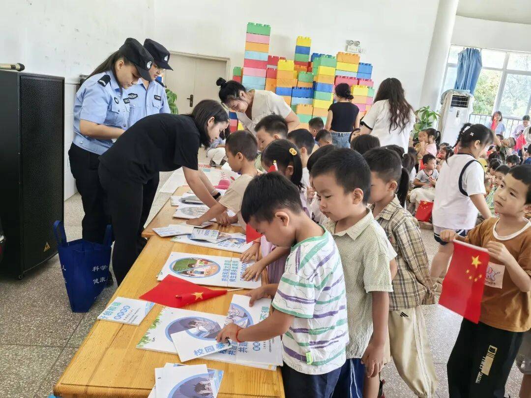 法治潤童心<strong></p>
<p>青柚苗
</strong>,普法護苗成長!新平縣戛灑鎮多彩活動護航青少年:青柚苗