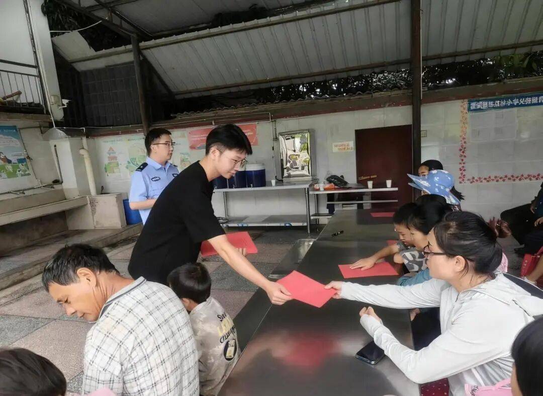 法治潤童心<strong></p>
<p>青柚苗
</strong>,普法護苗成長!新平縣戛灑鎮多彩活動護航青少年:青柚苗